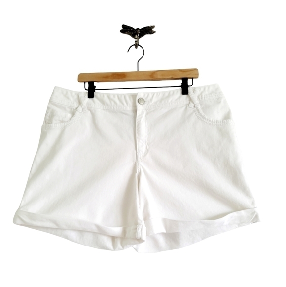 ๐ต 2 FOR $40 ๐ต LANE BRYANT WHITE DENIM SHORTS - Picture 1 of 10